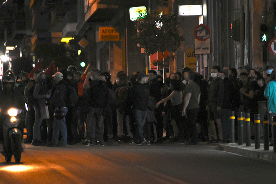 Επεισόδια στην Κυψέλη: Αντιεξουσιαστές έσπασαν βιτρίνες και πέταξαν μολότοφ - Βίντεο 