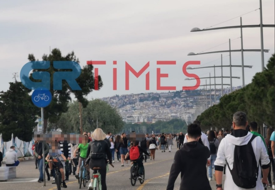 Άρση μέτρων - Θεσσαλονίκη: «Βούλιαξε» από κόσμο η Νέα Παραλία
