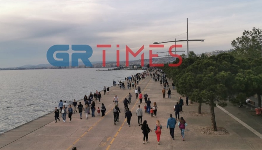 Άρση μέτρων - Θεσσαλονίκη: «Βούλιαξε» από κόσμο η Νέα Παραλία