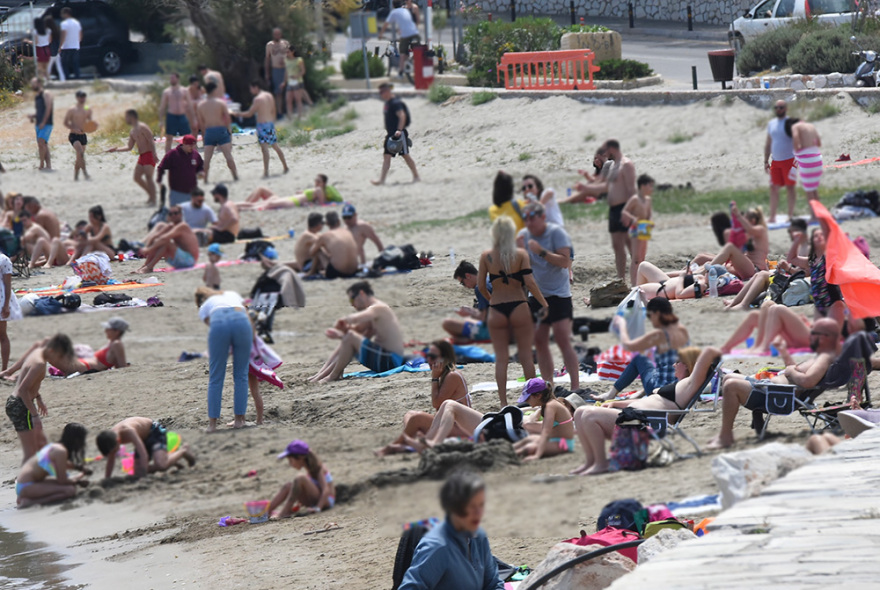 Παραλίες: Κόσμος και σήμερα στις παραλίες - Δείτε εικόνες και βίντεο