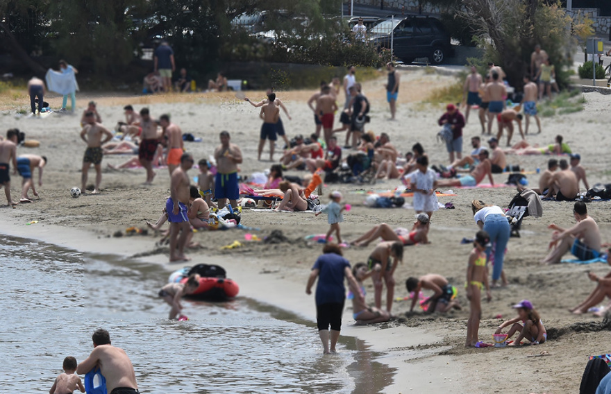 Παραλίες: Κόσμος και σήμερα στις παραλίες - Δείτε εικόνες και βίντεο