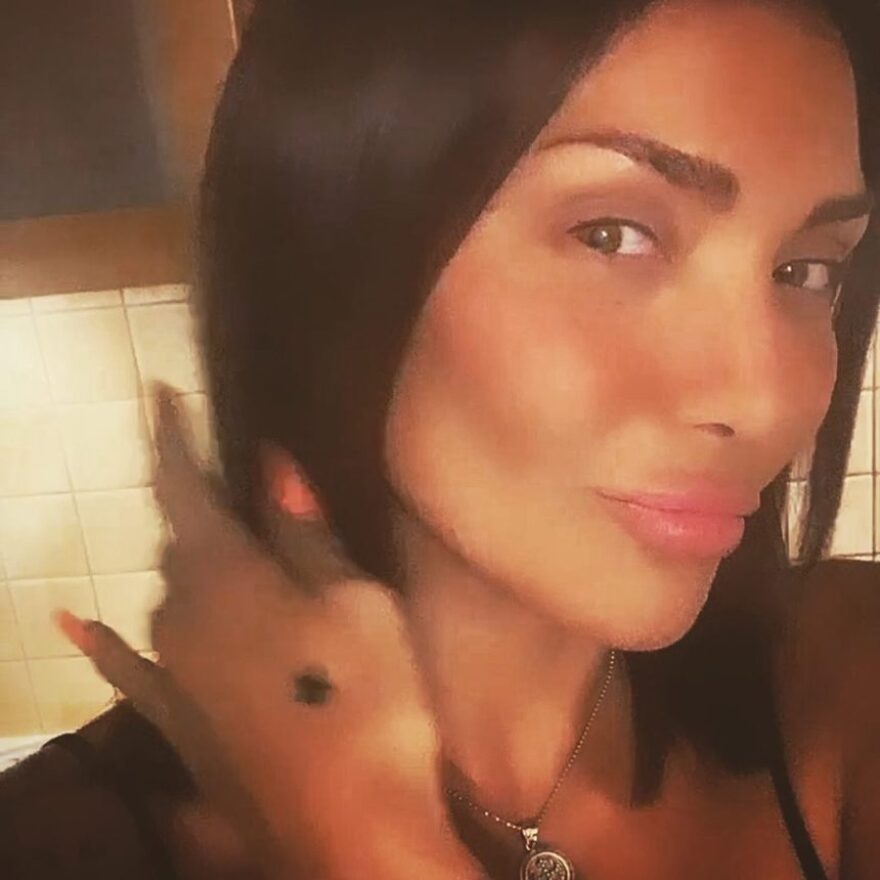 Αγνώριστη η Αγγελική Ηλιάδη: Η τραγουδίστρια έγινε μελαχρινή 