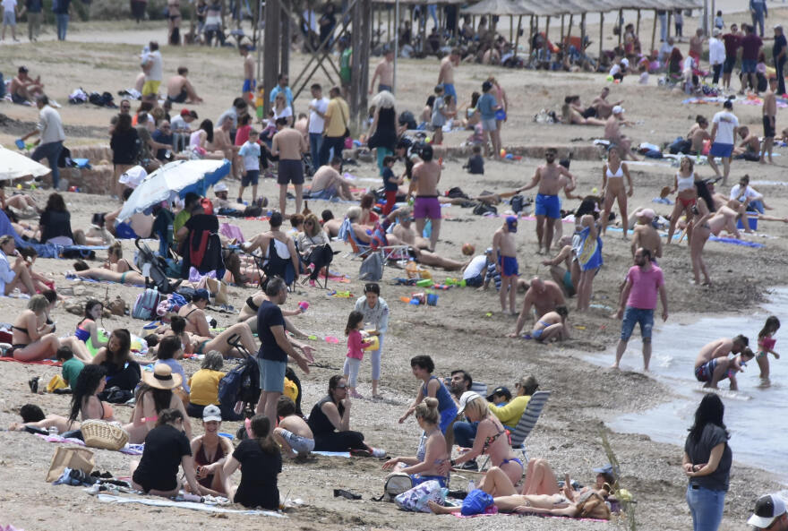 Παραλίες: Κόσμος και σήμερα στις παραλίες - Δείτε εικόνες και βίντεο