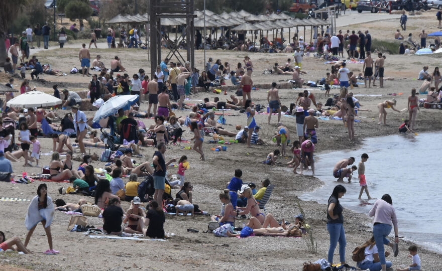 Παραλίες: Κόσμος και σήμερα στις παραλίες - Δείτε εικόνες και βίντεο