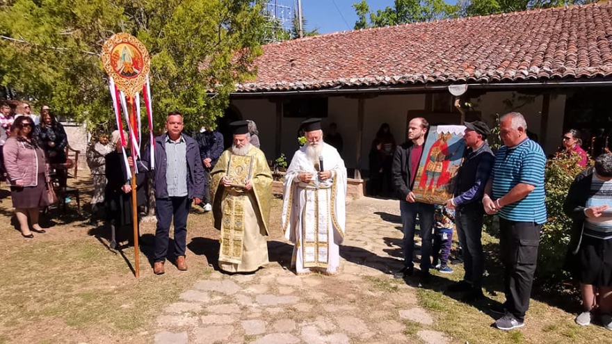 Κορωνοϊός - Κοζάνη: Δεκάδες κόσμου σε λιτανεία εικόνας στη Σιάτιστα