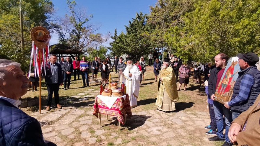 Κορωνοϊός - Κοζάνη: Δεκάδες κόσμου σε λιτανεία εικόνας στη Σιάτιστα