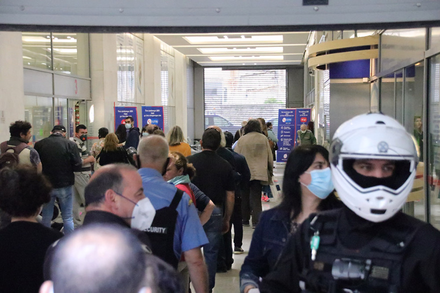 ΔΕΗ: Απίστευτες ουρές στα ταμεία της Αριστείδου - Δεν κόβουμε το ρεύμα απαντά η επιχείρηση