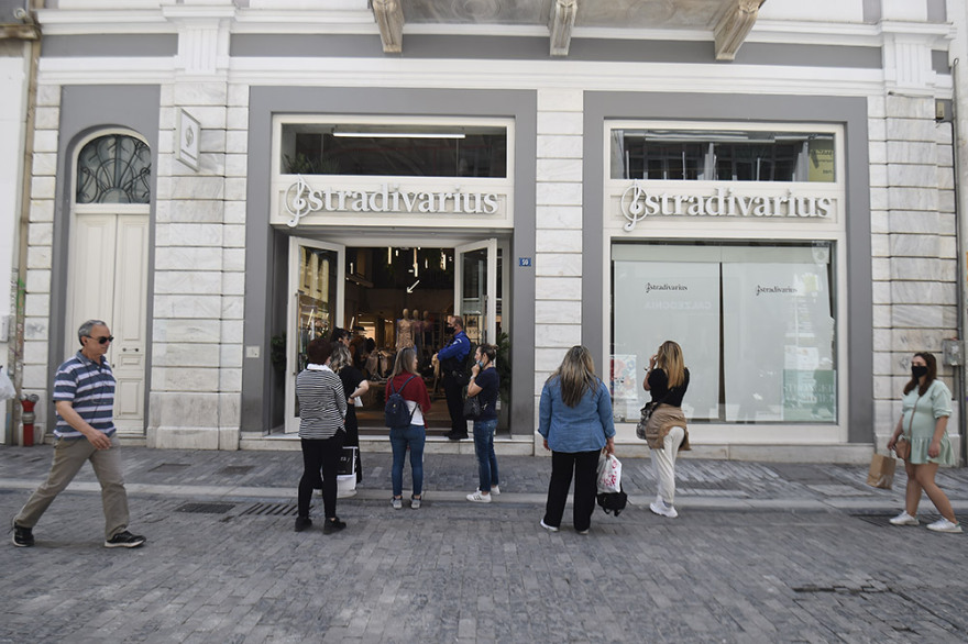 Άρση μέτρων - Καταστήματα: Άνοιξαν με ατμοκαθαριστές και αποστειρωτές - Δείτε βίντεο