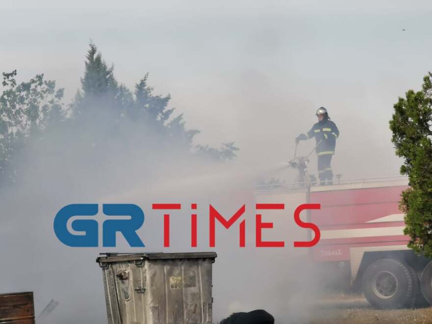 Θεσσαλονίκη: Υπό έλεγχο η μεγάλη φωτιά σε εταιρεία ελαστικών στα Διαβατά