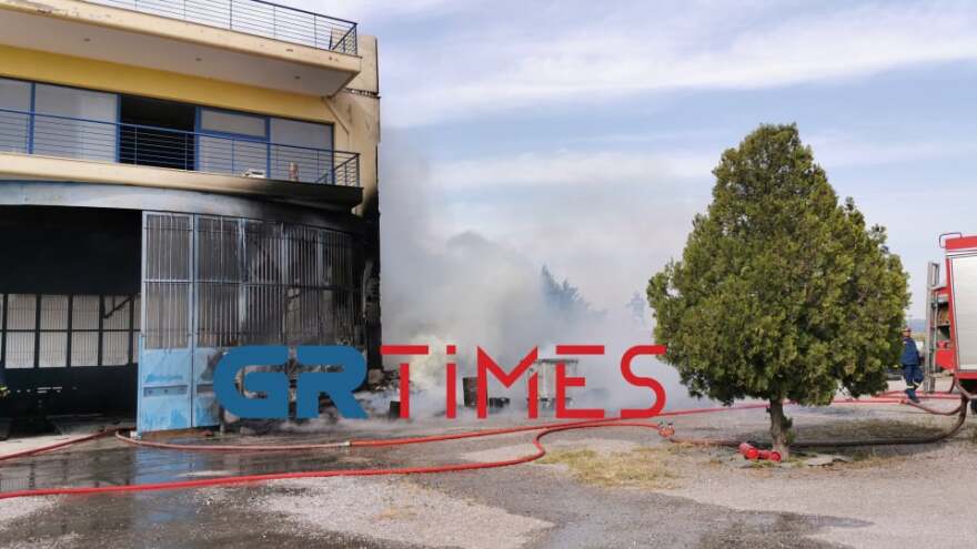 Θεσσαλονίκη: Υπό έλεγχο η μεγάλη φωτιά σε εταιρεία ελαστικών στα Διαβατά