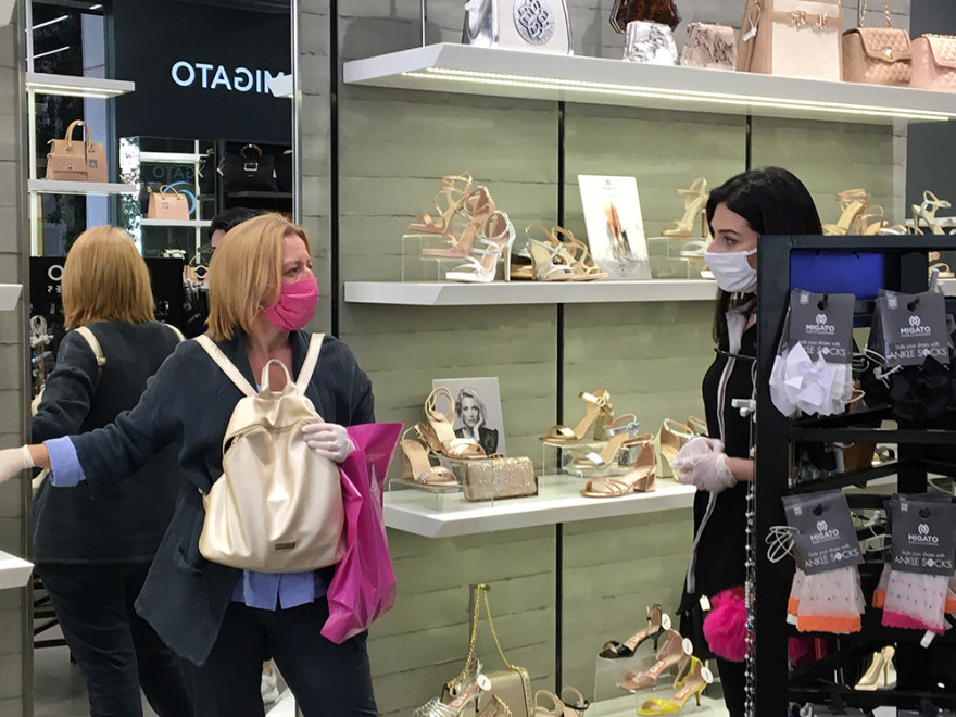 Άρση μέτρων - Καταστήματα: Άνοιξαν με ατμοκαθαριστές και αποστειρωτές - Δείτε βίντεο