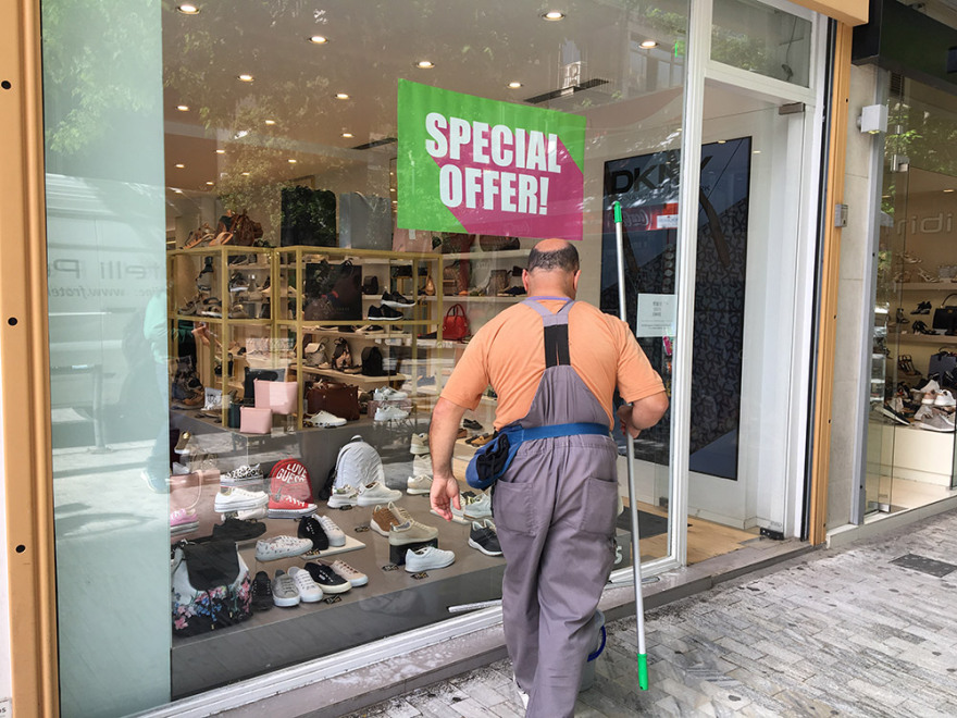 Άρση μέτρων - Καταστήματα: Άνοιξαν με ατμοκαθαριστές και αποστειρωτές - Δείτε βίντεο