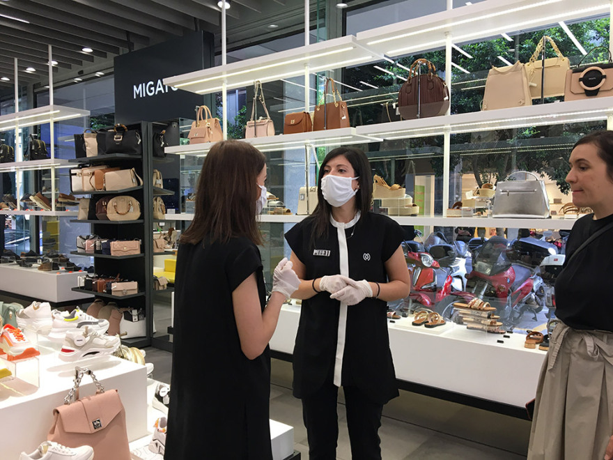 Άρση μέτρων - Καταστήματα: Άνοιξαν με ατμοκαθαριστές και αποστειρωτές - Δείτε βίντεο