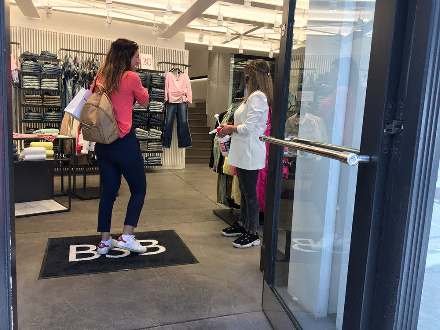 Άρση μέτρων - Καταστήματα: Άνοιξαν με ατμοκαθαριστές και αποστειρωτές - Δείτε βίντεο