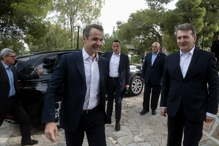 Σύσκεψη Μητσοτάκη στον Υμηττό με Χρυσοχοΐδη και Χαρδαλιά - Δείτε φωτογραφίες 