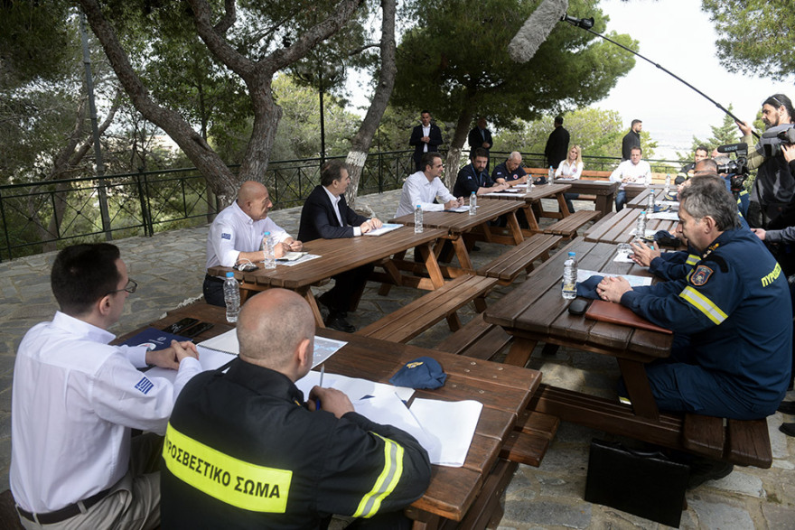 Σύσκεψη Μητσοτάκη στον Υμηττό με Χρυσοχοΐδη και Χαρδαλιά - Δείτε φωτογραφίες 