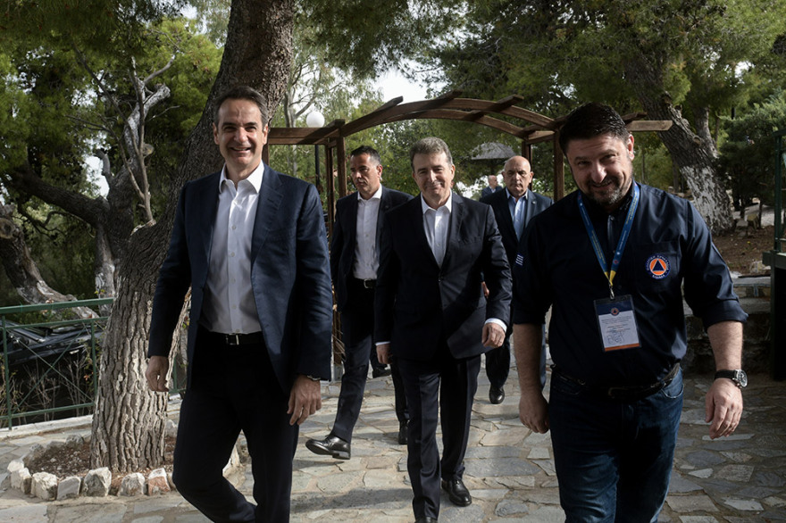 Σύσκεψη Μητσοτάκη στον Υμηττό με Χρυσοχοΐδη και Χαρδαλιά - Δείτε φωτογραφίες 