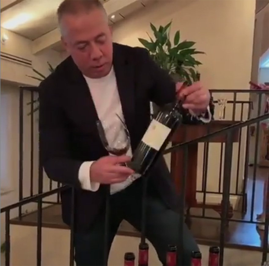 Αρκάντι Νόβικοβ: Δειπνεί με τον Πούτιν στο Κρεμλίνο και έχει γειτόνισσα την Ντάσα Ζούκοβα-Νιάρχου