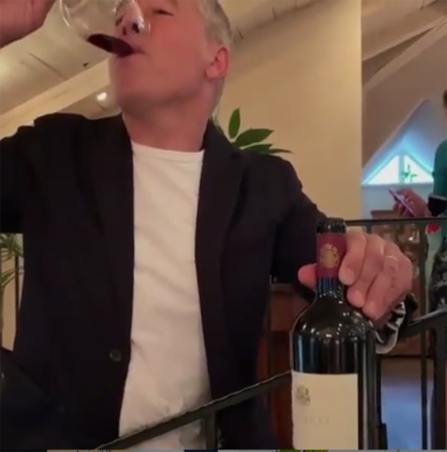 Αρκάντι Νόβικοβ: Δειπνεί με τον Πούτιν στο Κρεμλίνο και έχει γειτόνισσα την Ντάσα Ζούκοβα-Νιάρχου