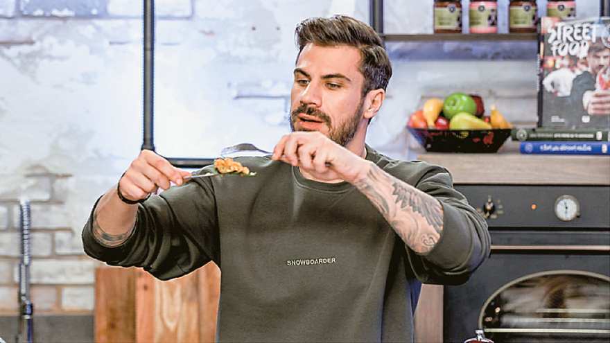 Άκης Πετρετζίκης: «Κάθε συνταγή μου τη δοκιμάζω τρεις-τέσσερις φορές»