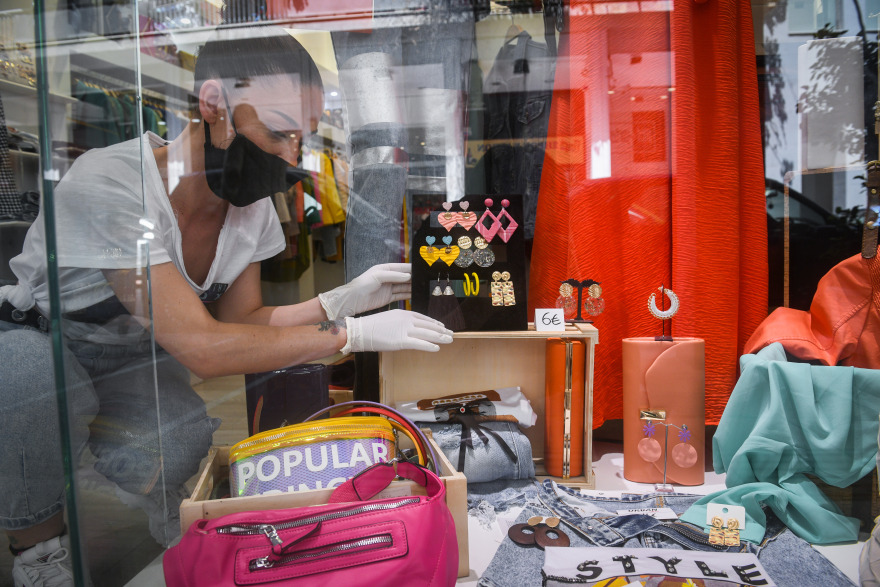 Άρση μέτρων: Καλλυντικά, αξεσουάρ και παιδική ένδυση «κυριαρχούν» κατά την επαναλειτουργία της αγοράς