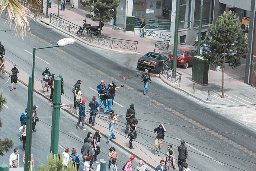 Ο Χρυσοχοΐδης πλησιάζει τους δολοφόνους της Marfin