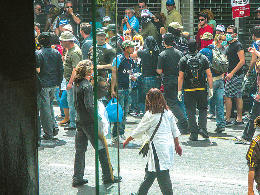 Ο Χρυσοχοΐδης πλησιάζει τους δολοφόνους της Marfin