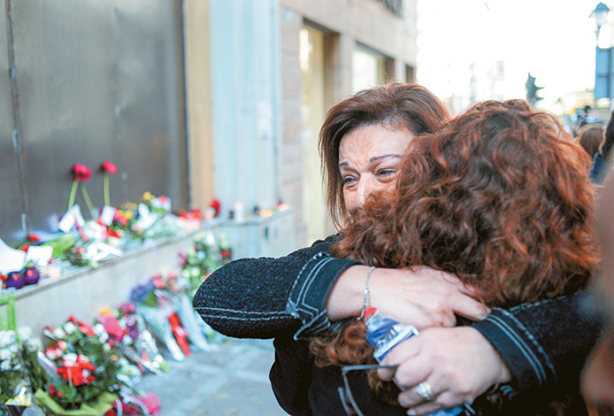 Ο Χρυσοχοΐδης πλησιάζει τους δολοφόνους της Marfin