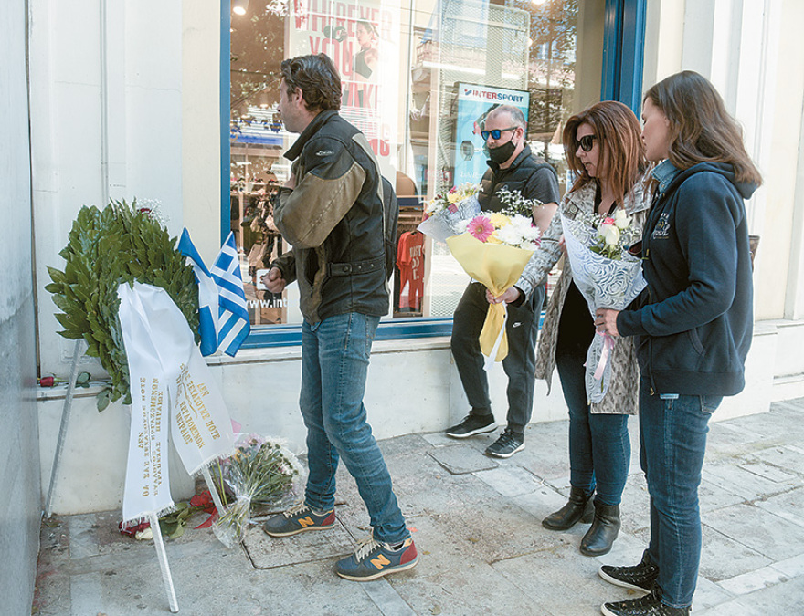 Ο Χρυσοχοΐδης πλησιάζει τους δολοφόνους της Marfin