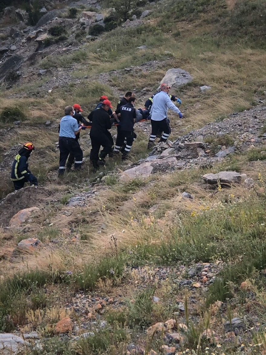 Θεσσαλονίκη - Παλαιόκαστρο: Καλά στην υγεία του ο 60χρονος που έπεσε με το ΙΧ του στον γκρεμό (φωτ.)