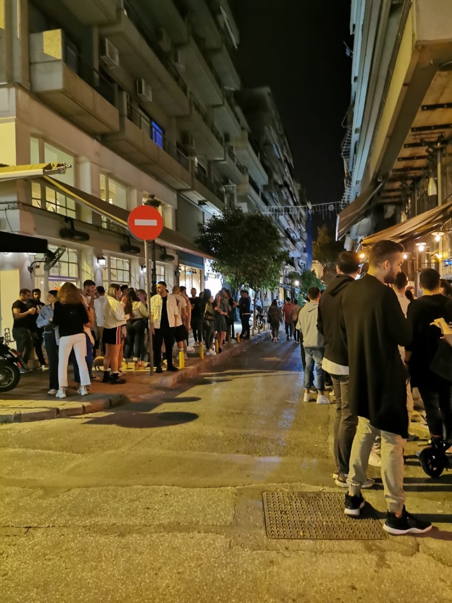 Θεσσαλονίκη: Η αστυνομία διέλυσε το πλήθος έξω από καταστήματα με «take away» ποτά