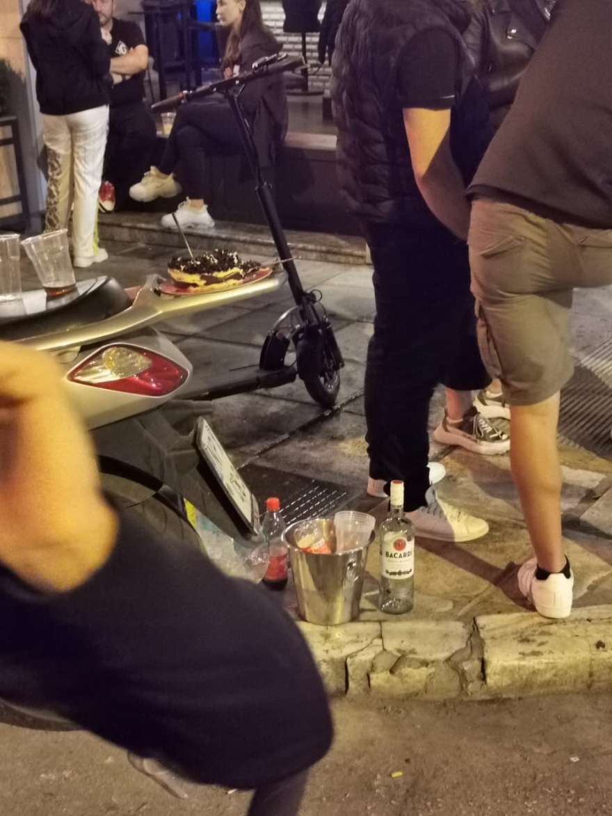 Θεσσαλονίκη: Η αστυνομία διέλυσε το πλήθος έξω από καταστήματα με «take away» ποτά