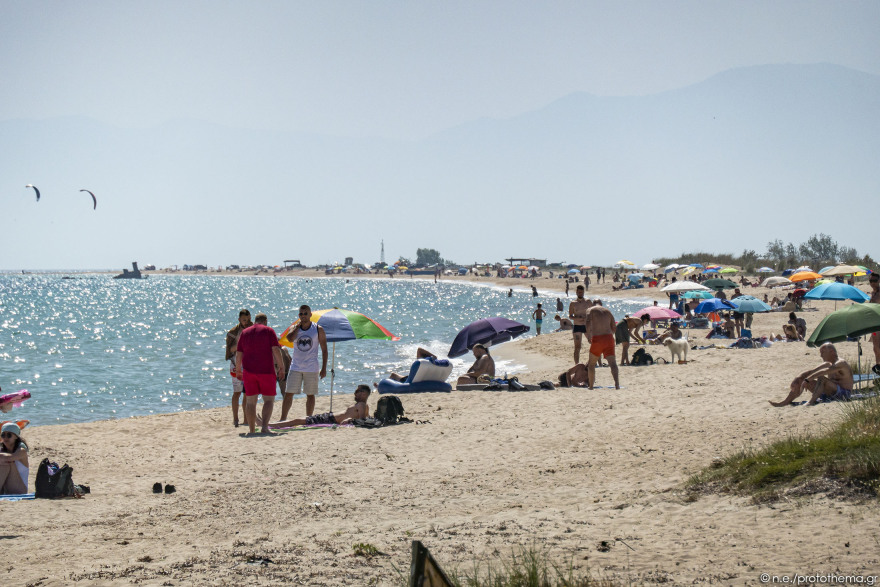 Θεσσαλονίκη: «Βούλιαξε» από κόσμο η παραλία της Επανομής - Δείτε φωτογραφίες