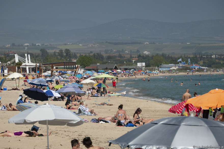 Θεσσαλονίκη: «Βούλιαξε» από κόσμο η παραλία της Επανομής - Δείτε φωτογραφίες