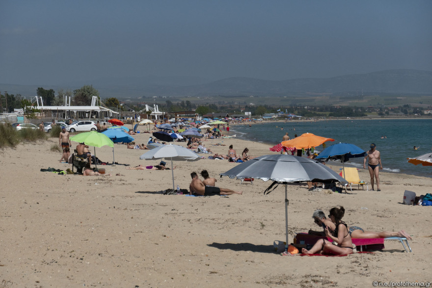 Θεσσαλονίκη: «Βούλιαξε» από κόσμο η παραλία της Επανομής - Δείτε φωτογραφίες