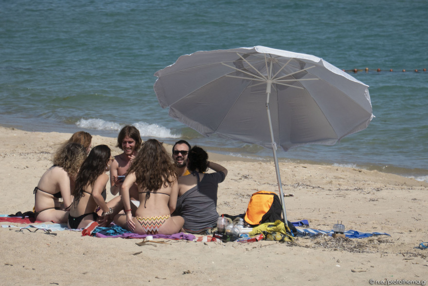 Θεσσαλονίκη: «Βούλιαξε» από κόσμο η παραλία της Επανομής - Δείτε φωτογραφίες