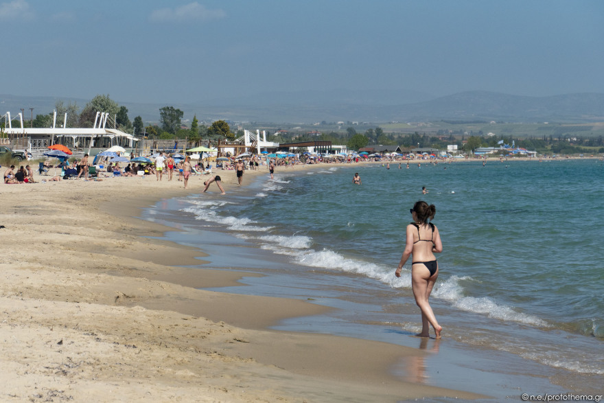 Θεσσαλονίκη: «Βούλιαξε» από κόσμο η παραλία της Επανομής - Δείτε φωτογραφίες