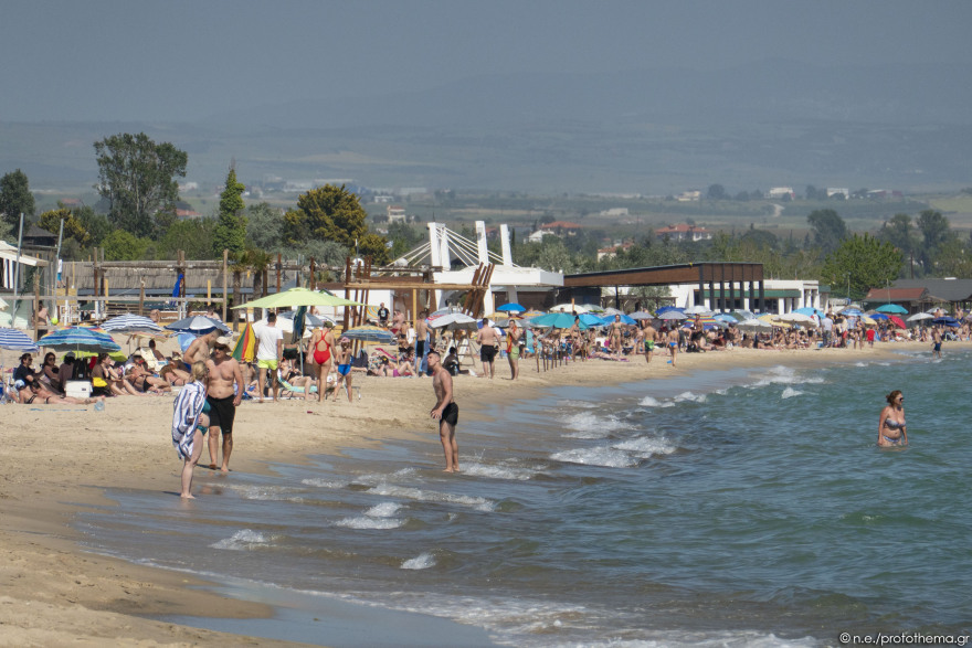 Θεσσαλονίκη: «Βούλιαξε» από κόσμο η παραλία της Επανομής - Δείτε φωτογραφίες