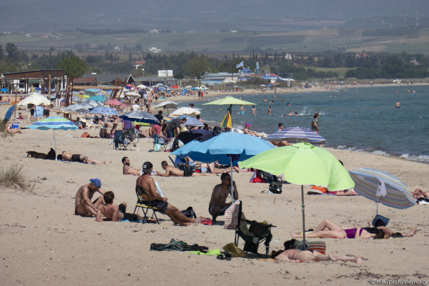 Θεσσαλονίκη: «Βούλιαξε» από κόσμο η παραλία της Επανομής - Δείτε φωτογραφίες