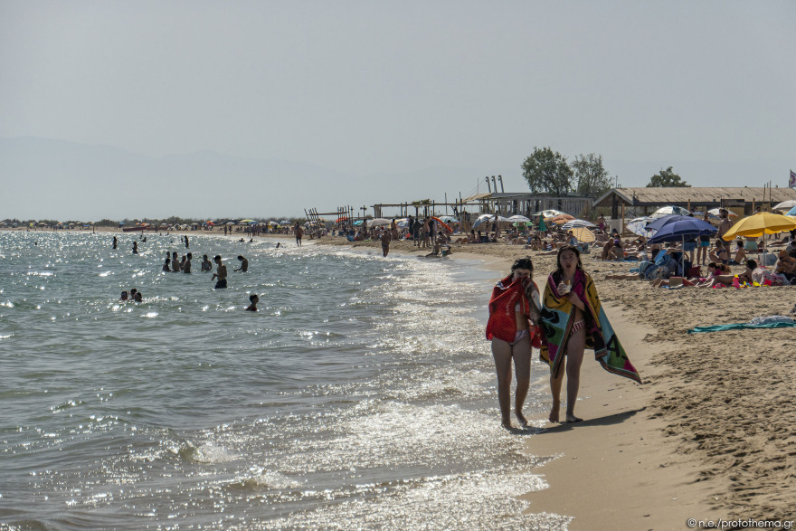 Θεσσαλονίκη: «Βούλιαξε» από κόσμο η παραλία της Επανομής - Δείτε φωτογραφίες