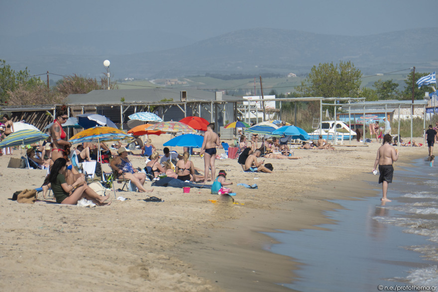 Θεσσαλονίκη: «Βούλιαξε» από κόσμο η παραλία της Επανομής - Δείτε φωτογραφίες