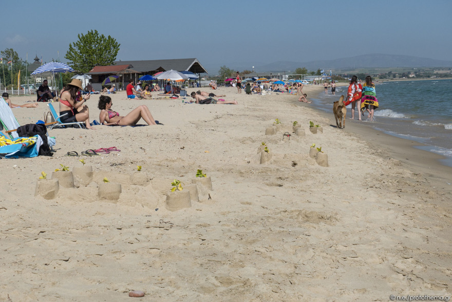 Θεσσαλονίκη: «Βούλιαξε» από κόσμο η παραλία της Επανομής - Δείτε φωτογραφίες
