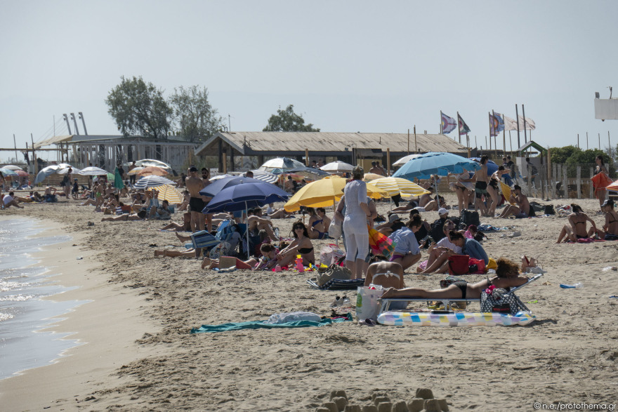 Θεσσαλονίκη: «Βούλιαξε» από κόσμο η παραλία της Επανομής - Δείτε φωτογραφίες