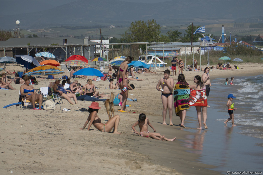Θεσσαλονίκη: «Βούλιαξε» από κόσμο η παραλία της Επανομής - Δείτε φωτογραφίες