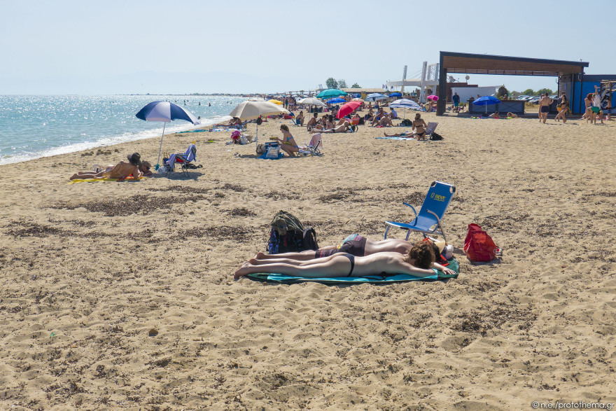 Θεσσαλονίκη: «Βούλιαξε» από κόσμο η παραλία της Επανομής - Δείτε φωτογραφίες