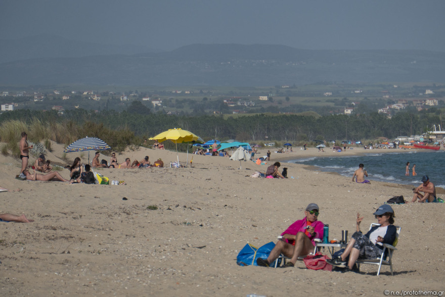 Θεσσαλονίκη: «Βούλιαξε» από κόσμο η παραλία της Επανομής - Δείτε φωτογραφίες