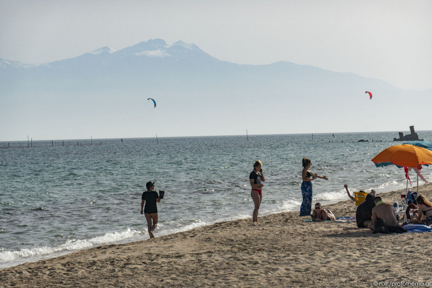 Θεσσαλονίκη: «Βούλιαξε» από κόσμο η παραλία της Επανομής - Δείτε φωτογραφίες