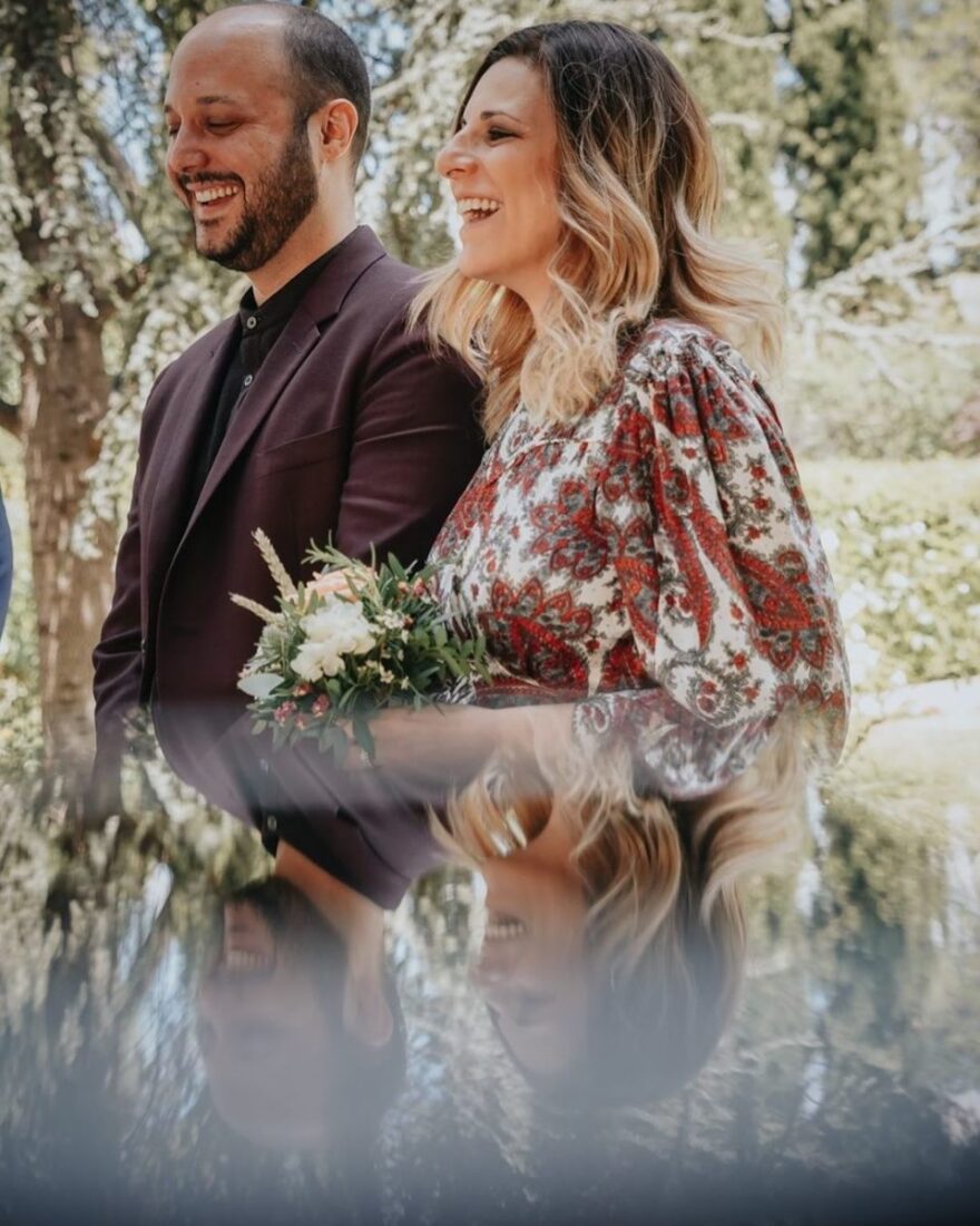 Η τραγουδίστρια Angelika Dusk παντρεύτηκε: Η γαμήλια φωτογραφία με τις μάσκες 