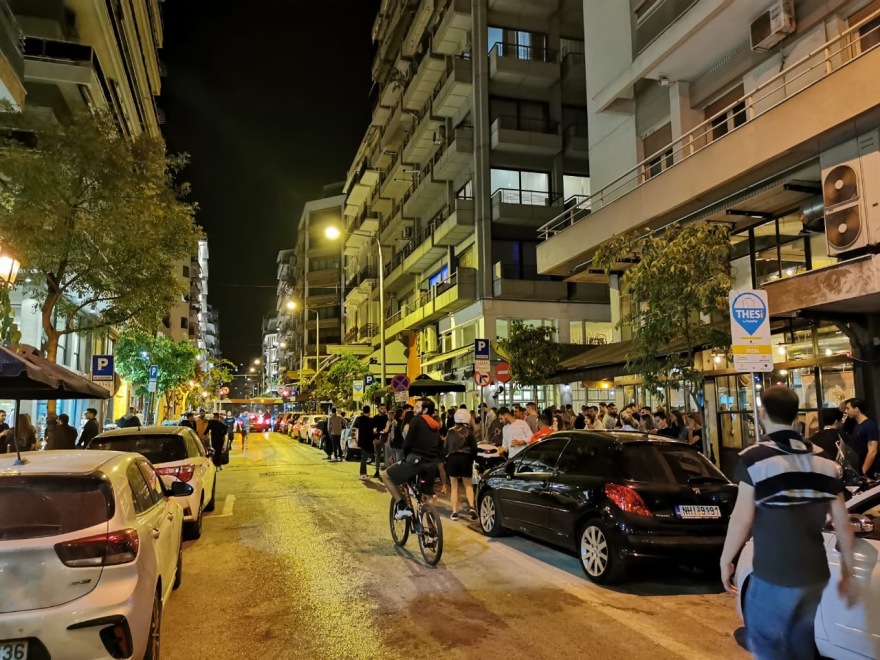 Θεσσαλονίκη: Η αστυνομία διέλυσε το πλήθος έξω από καταστήματα με «take away» ποτά