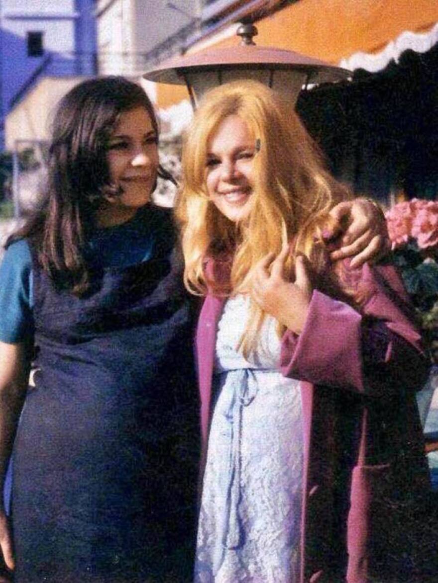 Φωτογραφία: Η Αλίκη Βουγιουκλάκη και η Τζένη Καρέζη ποζάρουν αγκαλιά ενώ και οι δύο είναι έγκυες 